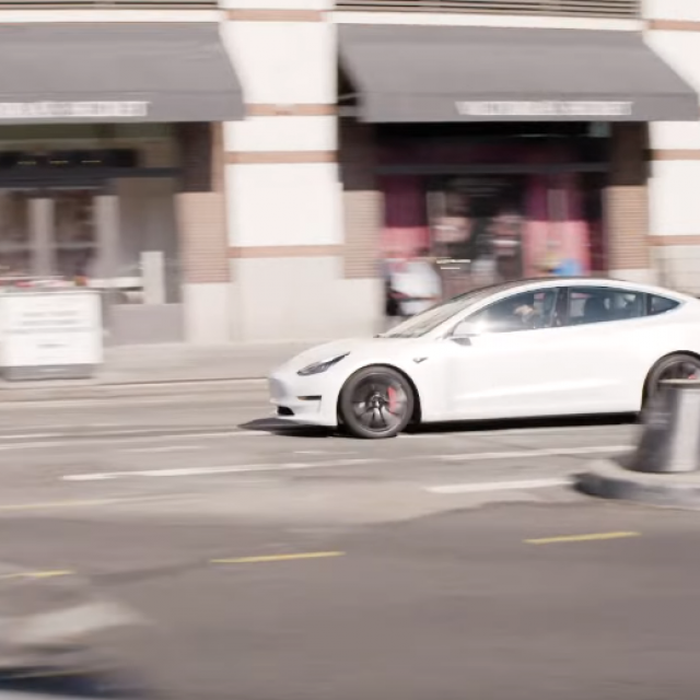 Tesla na 'Full Self-Driving' načinu vožnje
