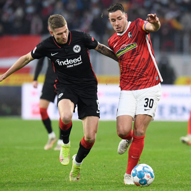 Kristijan Jakić (lijevo) protiv Freiburga
