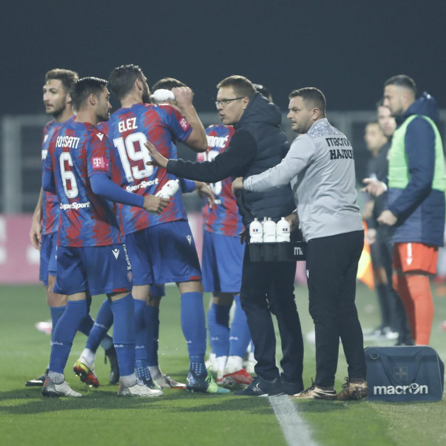 Dambrauskas sa igračima

