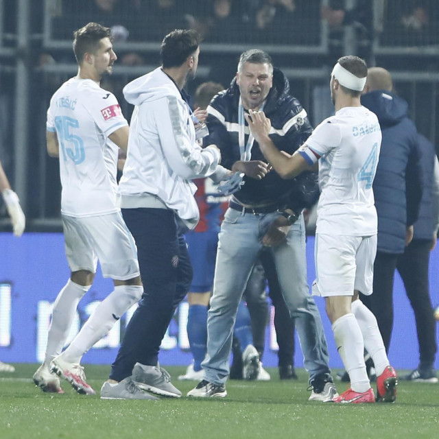 Trenutak u kojem je navijač krenuo na Vukovića pa izvukao deblji kraj
