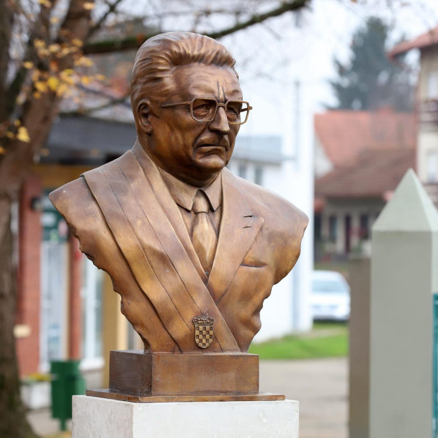 Skulptura Franje Tudjmana na Trgu Franje Tudjmana u Murskom Srediscu autora Nikole Vudraga
