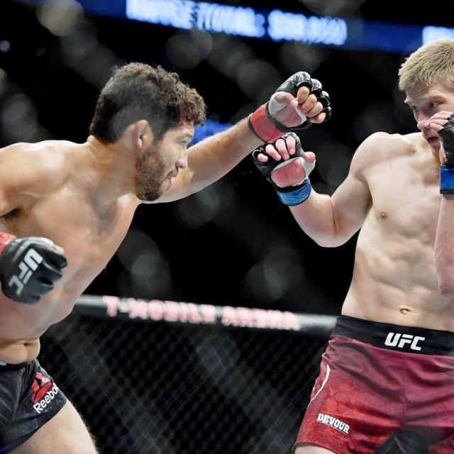 Gilbert Melendez vs. Arnold Allen
