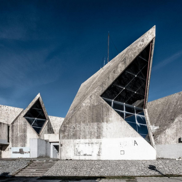 Kolašin, gradska vijećnica i spomenik NOB-a (1975., arhitekt Marko Mušić)
