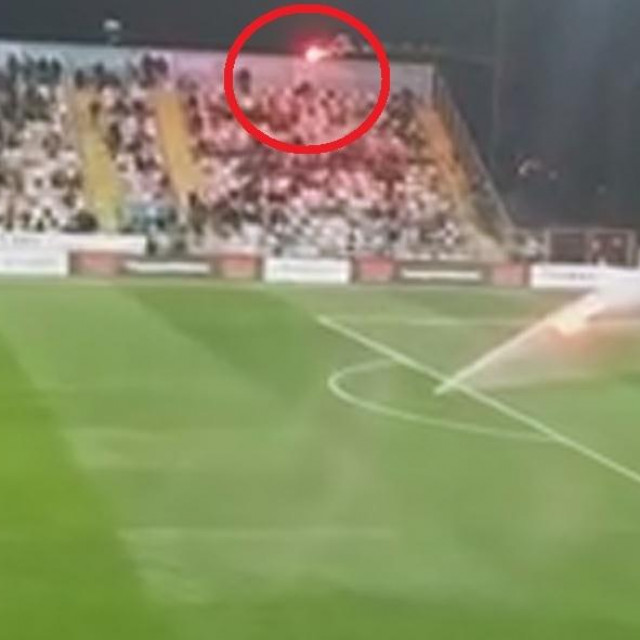Jedna je baklja već u samom startu doletjela na tribinu s riječkim navijačima