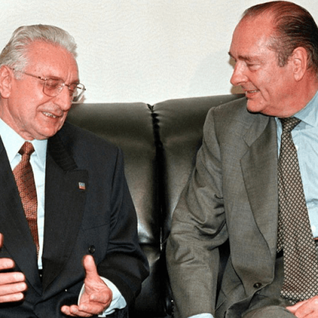 Prizori koji se tiču hrvatsko-francuskih odnosa (Frano Tuđman i Jacques Chirac, zagrebačke fontane u bojama francuske zastave, Francois Mitterrand, Zračna luka Frno Tuđman, Jadranka Kosor i Francois Fillon, Dassault Rafale te Emmanuel Macron i Andrej Plenković)
