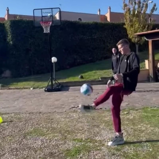 Toma Bašić postiže koš nogom