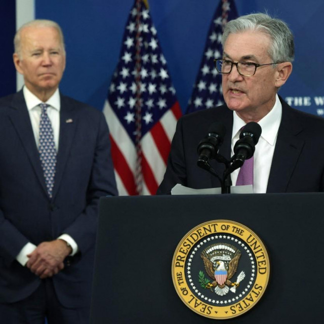 Jerome Powell i američki predsjednik Joe Biden (u pozadini)
