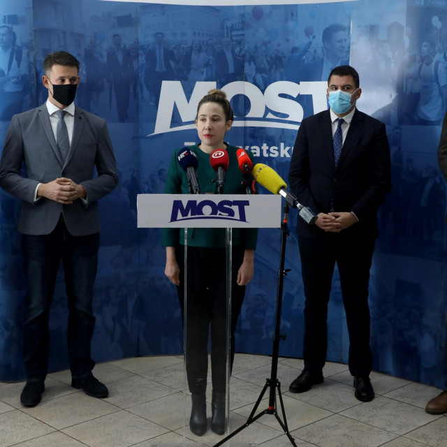 Prikupljanje potpisa za referendum najavili su iz kluba Mosta
