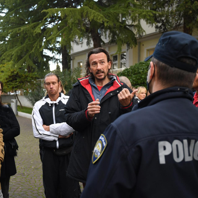 
Ispred Gradske knjiznice Zadar grupa gradjana dosla je dati podrsku zaposlenici knjiznice Lauri Mihanovic koja se protivi pokazivanju covid potvrde kako bi mogla uci na posao.
 
