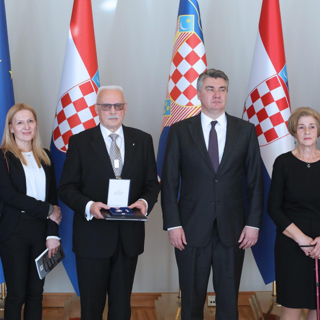 
Predsjednik Republike Zoran Milanovic odlikovao je Redom hrvatskog trolista ratne izvjestitelje iz Domovinskog rata, Zarka Plevnika i posmrtno Zeljka Ruzicica.
 
