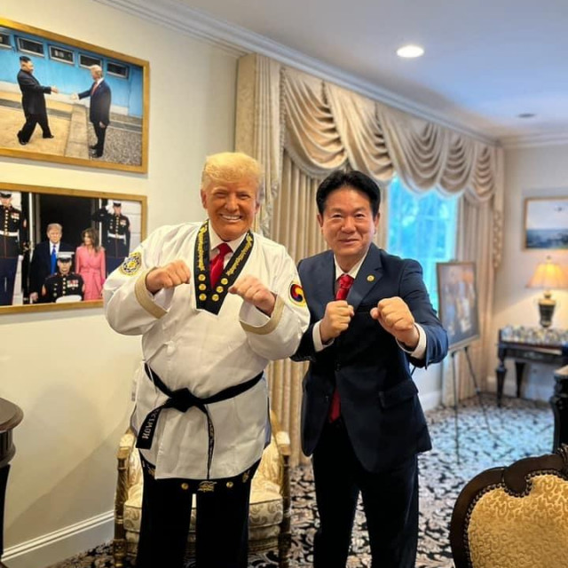 Donald Trump dobiva crni pojas.
