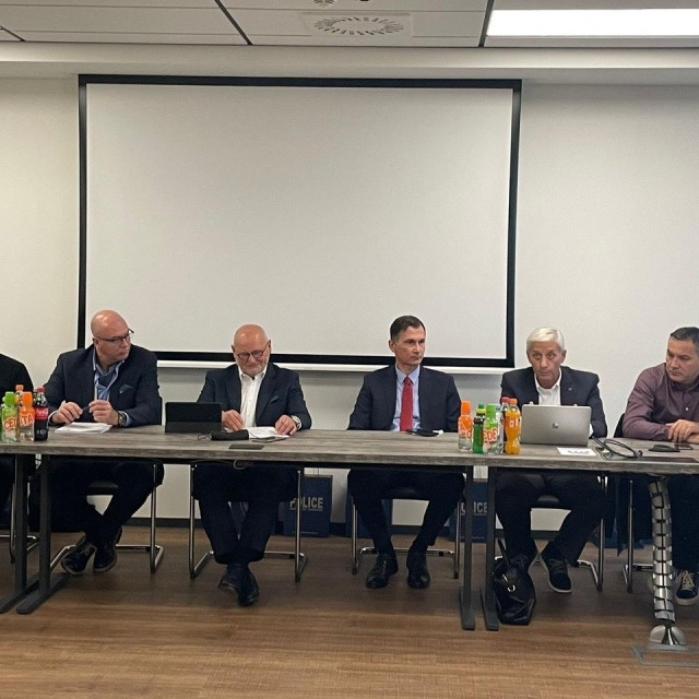 Ante Baković (Hrvatski odbojkaški savez), Siniša Krajač (glavni tajnik HOO-a), Zlatko Mateša (predsjednik HOO-a), Dragan Primorac (Hrvatski taekwondo savez), Zrinko Gregurek (Hrvatski auto i karting savez) i Marijan Kustić (Hrvatski nogometni savez)
