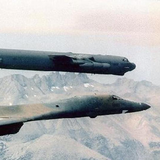 B-52 (gore) i B-1B (dolje)
