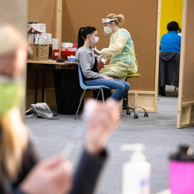 Cijepljenje protiv covida-19 u Sloveniji
