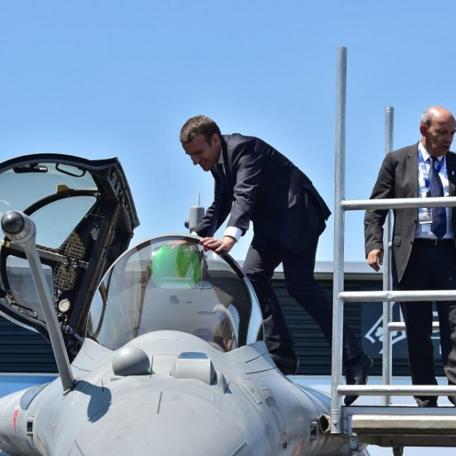Emmanuel Macron u borbenom avionu Dassault Rafale, arhivska fotografija
