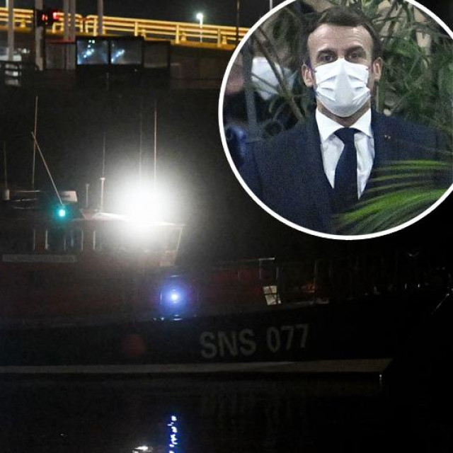 Emmanuel Macron (u krugu)
