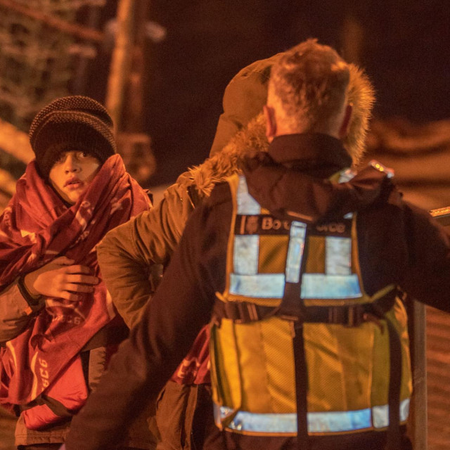 Od ranog jutra u britanski Dover nastavili su pristizati brodovi s migratima
