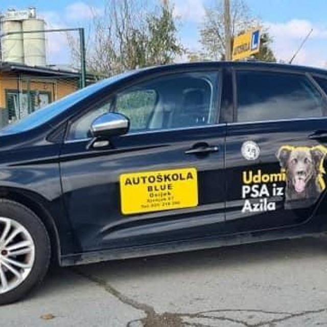 Automobil škole i Ksemba uz njega, ispred azila u Nemetinu
