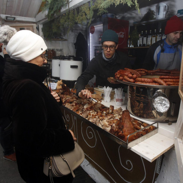 Zagreb, 021218.
Stross.
Izbor hrane u adventskim kucicama.
Na fotografiji: odojak.