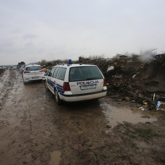 Policijski automobil na smetlištu
