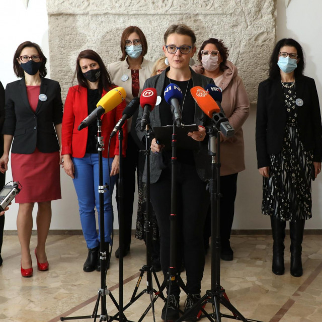 Marinella Matejčić (za mikrofonom)
