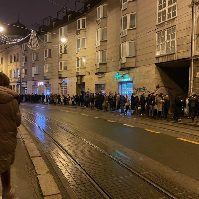 Red ispred Likovne akademije
