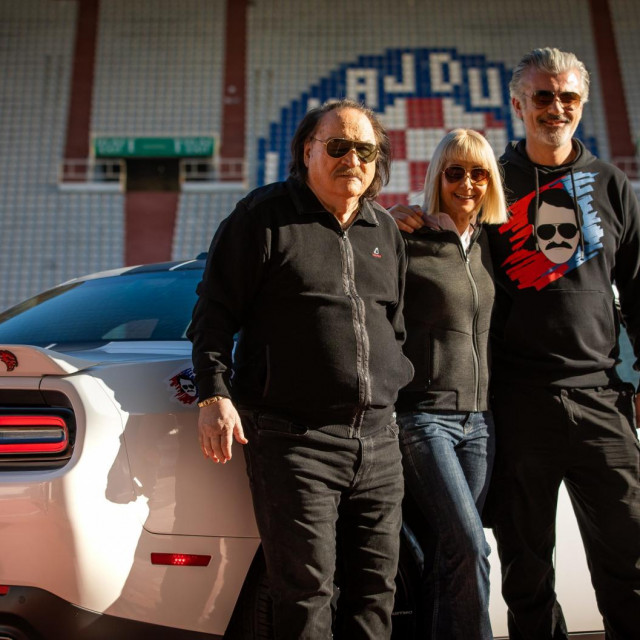 Saša Antić i Mate Mišo Kovač s Marinkom Akrap, članicom uprave HNK Hajduk

 
