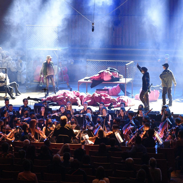 Zagreb, 271121.
Koncertna dvorana Vatroslav Lisinski.
Premijera operne basne Animal farm Igora Kuljerica pod ravnanjem M. Tarbuka i reziji K. Dolencica.
Na fotografiji: opera.