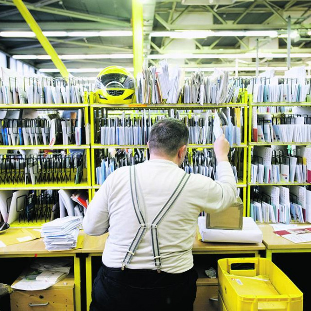 Zaposlenik u Pošti, Ilustracija
