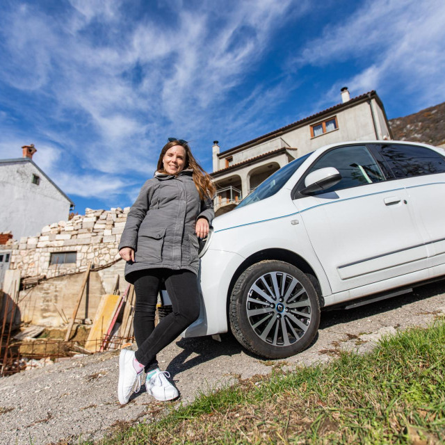 Marcella Jankač ispred svog doma, uz električni Renault Twingo
