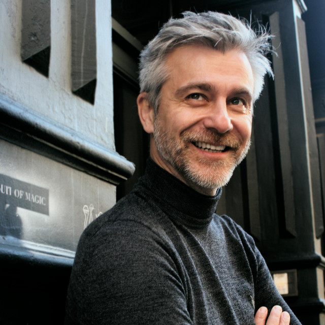 Moj djed Zlatko Černjul već je kao tinejdžer bio na glasu kao najtalentiraniji hrvatski jazz pionir kad je 1943. otišao u partizane. Bio je ranjen u sastavu brigade Braća Radić. Vratio se u grad kao pomoćnik šefa kulturno-umjetničkog odsjeka 10. Zagrebačkog korpusa a 1947. je osnovao i prvi jugoslavenski big band koji će poslije biti preimenovan u Orkestar Hrvatske radiotelevizije
