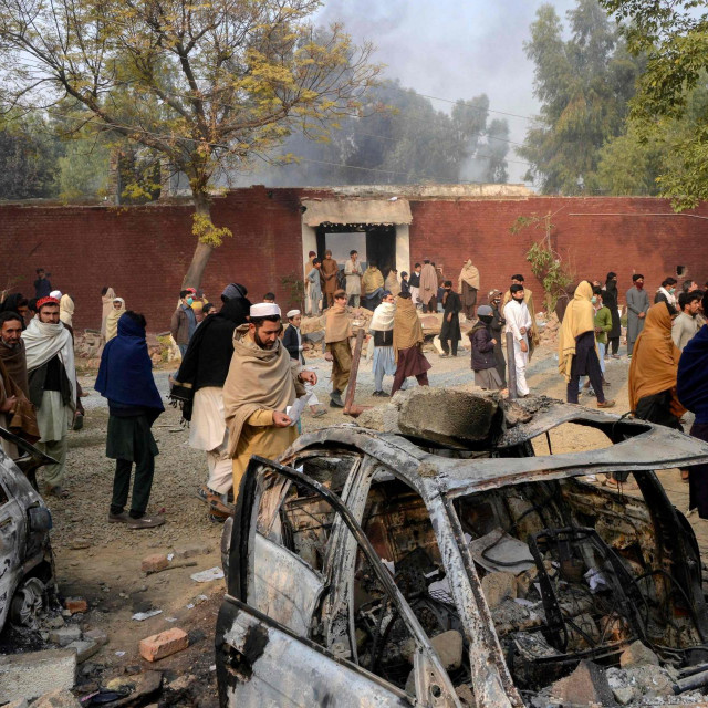 Rulja se u nedjelju u večernjim satima okupila kod policijske stanice u gradu Čarsadi na sjeveru zemlje nakon što je doznala da se u pritvoru u toj stanici nalazi muškarac optužen za blasfemiju
