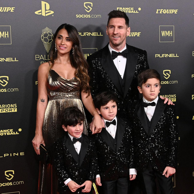 Messi sa suprugom i njihovo troje djece na dodjeli nagrade
