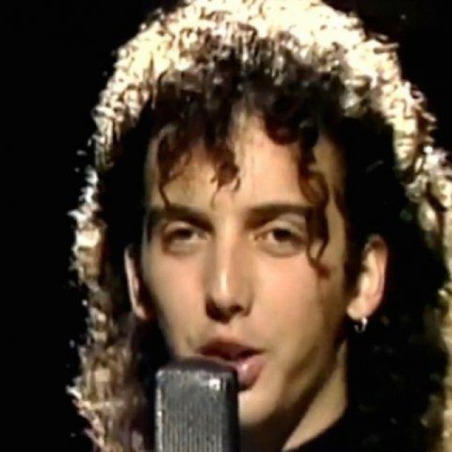 Toni Cetinski početkom devedesetih imao je dugu, gustu, kovrčavu kosu
