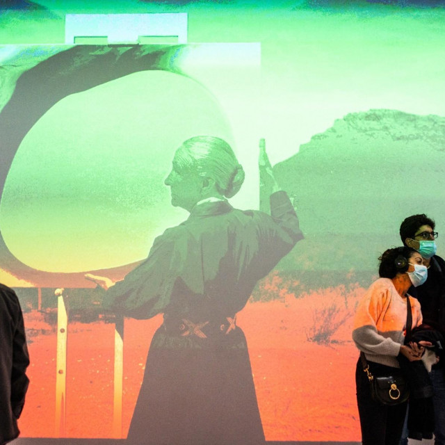 Smještena na zadnjem katu uvijek živahnog Centra Georges Pompidou, prva je retrospektiva ove umjetnice u Francuskoj što je još jedan dokaz kaskanja ”velikih” institucija u valorizaciji žena umjetnica modernizma i uopće
