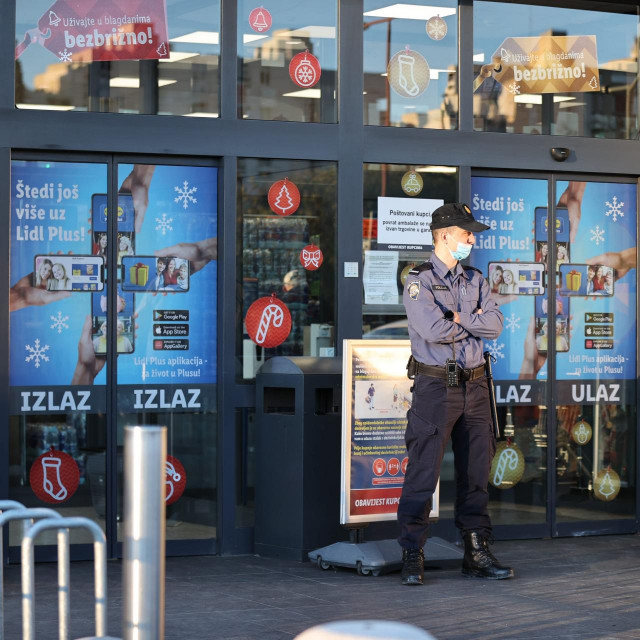 Policajac pokraj Lidla
