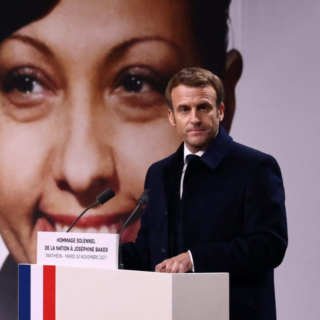 Emmanuel Macron drži govor tijekom ceremonije posvećene Josephine Baker
