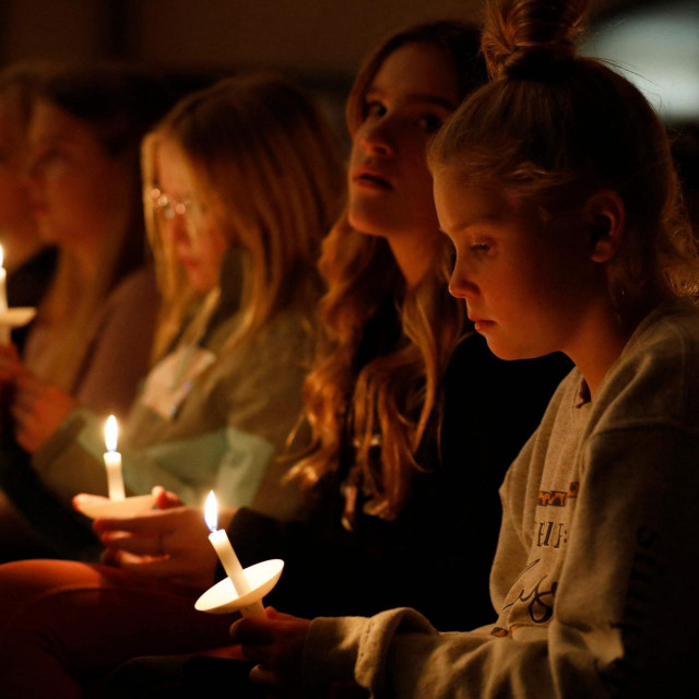 Bdijenje za ubijene u lokalnoj crkvi

