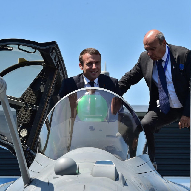 Emmanuel Macron u kokpitu borbenog aviona Dassault Rafale
