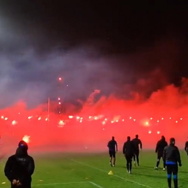 Nizozemski navijači su se skupili na treningu u pet ujutro kako bi podržali svoj klub
