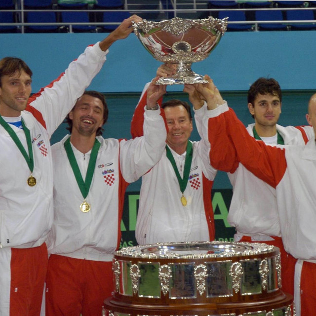 Nikola Pilić s legendarnom reprezentacijom koja je 2005. uzela Davis Cup: Ivo Karlović,Goran Ivanišević,Nikola Pilić, Mario Ančić i Ivan Ljubičić
