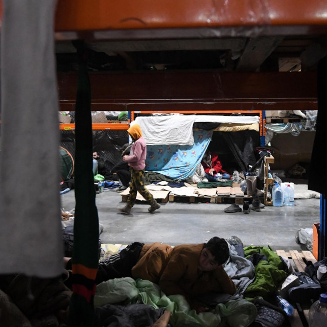 U logističkom centru ljudi uglavnom i dalje spavaju u šatorima, a velik je broj djece
