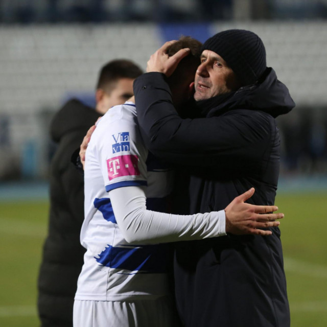 Nenad Bjelica tješi Mihaela Žapera
