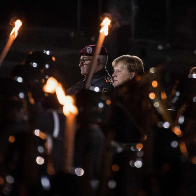 Angela Merkel na ceremoniji predavanja kancelarske vlasti
