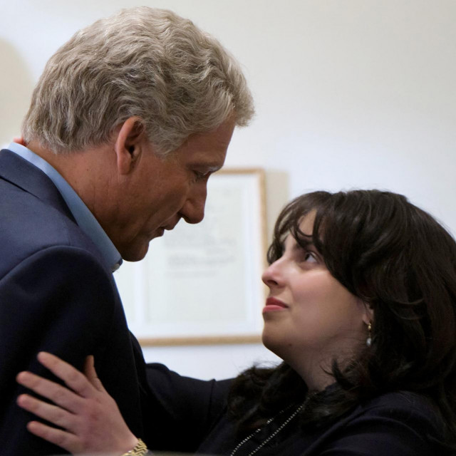Kao Billa Clintona gledamo Clivea Owena a Monica Lewinsky je Beanie Feldstein
