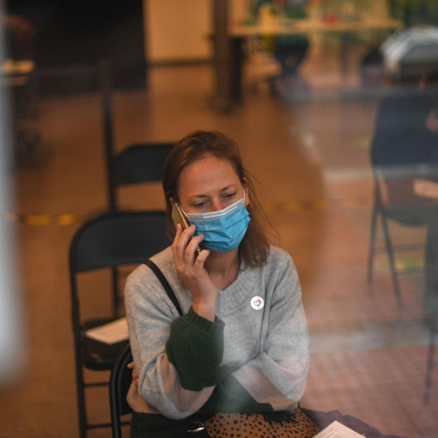 UKHSA upozorava da bi omikron varijanta u teoriji mogla zaobići imunitet stečen cijepljenjem i imunitet stečen prirodnim putem
