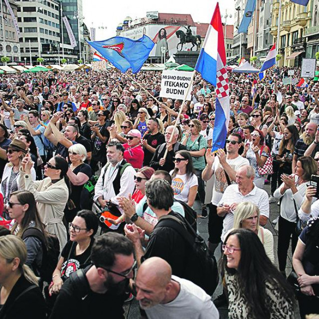 ”I-ver-mek-tin! I-ver-mek-tin!” uzvikivali su okupljeni na Trgu
