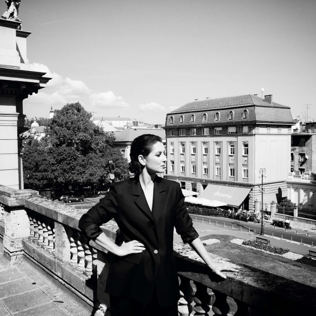 Fotografija: Mario Kučera

Styling: Laura Bošnjak 

Make-up: Simona Antonović 

Kosa: Sara Rabotski @Salon Glamour 

Zahvaljujemo Hrvatskom narodnom kazalištu u Zagrebu na pomoći i ustupljenim lokacijama za snimanje
