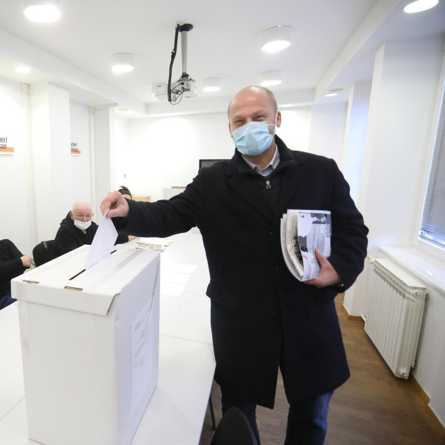 Viktor Gotovac glasa na unutarstranačkim izborima
