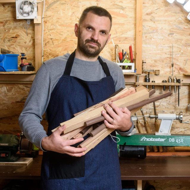 Zoran Ribarić, proizvođač unikatnih kemijskih olovaka od drveta.
 
